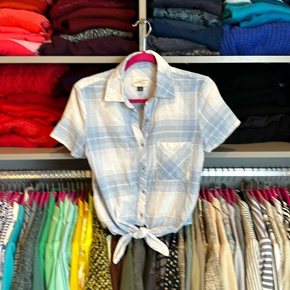Universal Thread blue and white plaid shirt sleeve button down shirt size XS